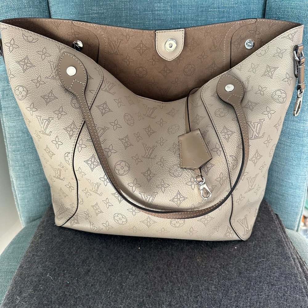 🔥Authentic Louis Vuitton Hina MM Tote with original receipt🔥